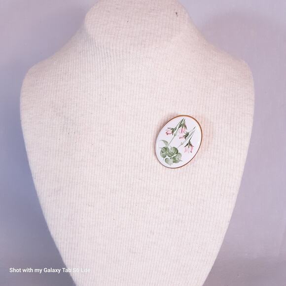 Tulip Cameo Brooch Gold Tone Framed White Enamel - Picture 2 of 8